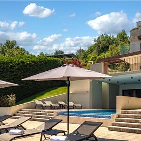 4 Bedroom Villa with Salt Water Pool, Private mini golf course and Rooftop Terrace near Opatija, Sleeps 8